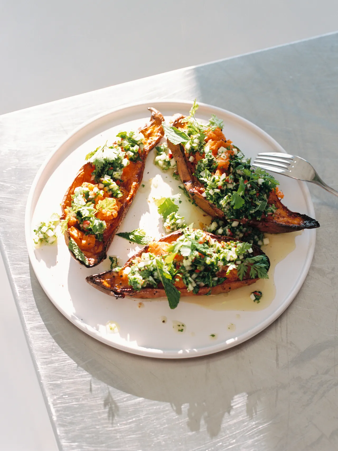 사과 살사를 곁들인 구운 고구마